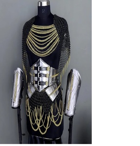 Armadura de Pauldron de Malla de Acero Negra con Cadenas de Púas Plateadas y Diseño Antiguo Grabado para Coleccionistas de Arte y Moda - Product Image 4