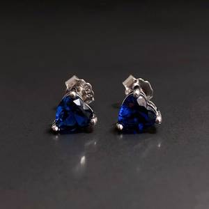 Boucles d'oreilles en forme de cœur en saphir, argent sterling, pierre de naissance de septembre, cadeau pour anniversaire, Noël, la Saint-Valentin - Product Image 1