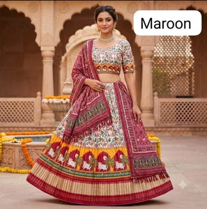 Conjunto de Lehenga Choli de Seda Estampada Dola para Mujer Adulta, Navratri 2026 |   Jari Border, Prendas Semi-Cosidas para Garba y Eventos Festivos - Product Image 1