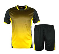 Seragam Sepak Bola Poliester Grosir Set Sublimasi Kustom Polos Berbahan Mesh Anti Kusut untuk Latihan Klub Tim