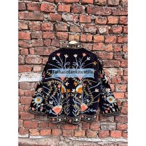 Chaqueta de terciopelo indio Suzani, chaqueta uzbeca bordada con forro interior de algodón, chaqueta estilo boho chic, abrigo para mujer - Product Image 6