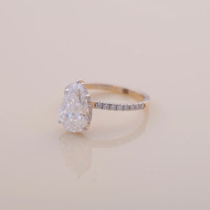 Bague de fiançailles avec diamant de laboratoire taille poire de 2,04 carats |   Or blanc, jaune et rose 14 carats |   Bague de mariage pavée - Product Image 3