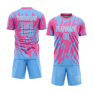 Ensemble de maillot de football personnalisé à rayures rouges pour hommes, manches courtes, col en V, polyester respirant, avec short et chaussettes - Product Image 6