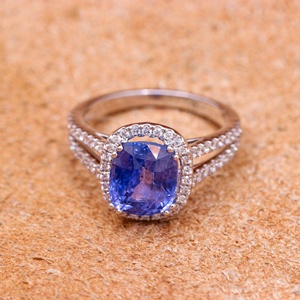 Bague en or blanc 18 carats avec saphir bleu naturel taille coussin et halo de diamants, à double sangle, Memoria Jewels, vente en gros - Product Image 5