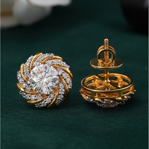 Boucles d'oreilles clous en or jaune et blanc 14K avec halo en spirale et diamant rond de laboratoire de 2,72 carats, motif boule en or 18K - Product Image 4