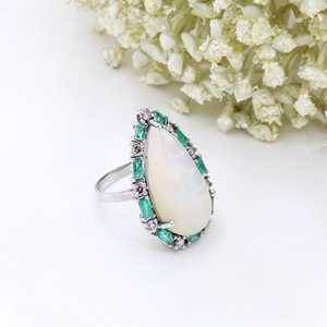 Bague Halo en Argent Sterling Massif 925 avec Opale Naturelle Poire Cabochon et Diamant Émeraude, Vente en Gros, Memoria Jewels - Product Image 4