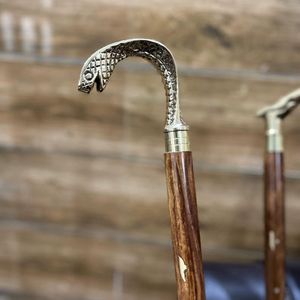 Bâtons de marche rustiques modernes en bois naturel écologique avec poignée en laiton poli, idéaux pour les cadeaux - Product Image 1