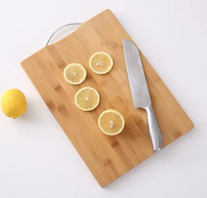 Tabla de cortar rectangular de madera reutilizable, gruesa, sostenible y portátil para uso en la cocina, de Blossom Craft India. - Product Image 4