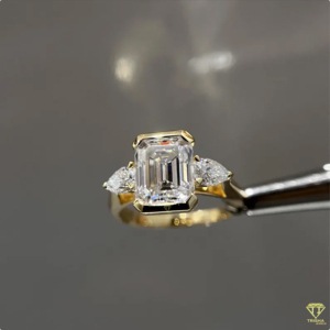 Anillo de compromiso con diamante de corte esmeralda y piedras laterales en forma de pera en oro amarillo - Product Image 3