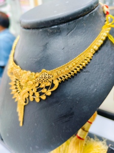 Collier avec pendentif floral en or massif 22 carats pour femmes, bijoux tendance pour fiançailles et mariage, certifié BIS - Product Image 3