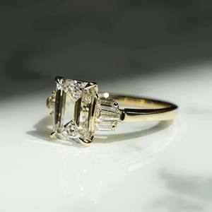 แหวนหมั้นที่โตขึ้นในห้องแลปสีมรกตแบบซ่อนแหวนทรงมรกตหรูหราและเหนือกาลเวลาสำหรับโอกาสพิเศษ - Product Image 1