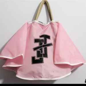 ปลอกคลุมกระเป๋าถือ Jack and Jill แบบกำหนดโลโก้เองได้ สีชมพู ปลอกกันฝุ่นสำหรับกระเป๋าถือ ถุงเก็บของสำหรับเดินทาง ป้องกันรอยขีดข่วน ใช้ซ้ำได้ ขายส่ง - Product Image 2