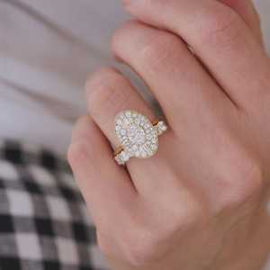 Bague de fiançailles personnalisée en or massif 14k 18k avec diamant de laboratoire taille baguette ovale et ronde, style Art Déco, monture halo, pour mariage, vintage, vente en gros - Product Image 6