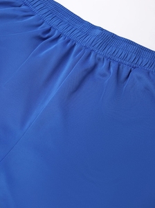Pantalones Cortos Deportivos para Hombre, Color Azul con Bloques de Color, Franja Lateral, Secado Rápido, Cintura Elástica, Largo Bermuda - Product Image 3