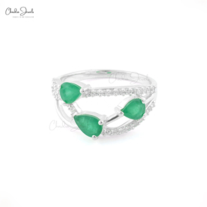 Bague en argent sterling 925 avec émeraude zambienne taille poire 6x4mm et zirconiums cubiques, style bypass, empilable, de Chordia Jewels, taille US-7 - Product Image 1