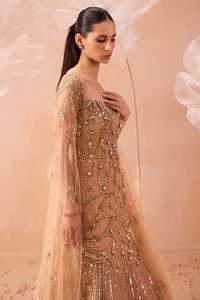 Robe de soirée sirène longue en mousseline anti-plis, à col montant, manches évasées et sequins dorés, avec traîne chapelle - Product Image 2