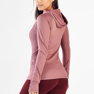 Haut court à capuche personnalisé pour femme, rose poudré, avec empiècements en maille sur les côtés, manches courtes, logo frontal et trous pour les pouces - Product Image 3