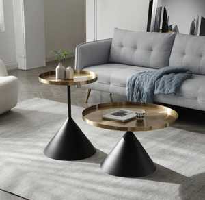 Mesa de centro moderna con tapa redonda, base acanalada negra y patas de latón para sala de estar, lista para la venta minorista. - Product Image 1