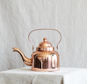 Théière en cuivre de luxe traditionnelle avec une belle becquetée courbée, une poignée décorative en cuivre, un couvercle assorti sécurisé, forme classique arrondie - Product Image 3