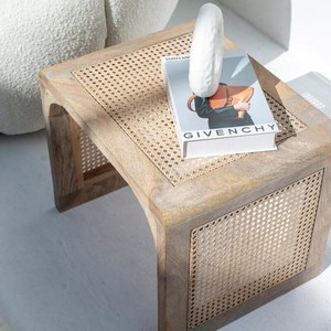 Mesa Auxiliar Vandana Orion Maxima de Ratán y Madera de Mango, Diseño Moderno de Muebles con Acentos Naturales - Product Image 1