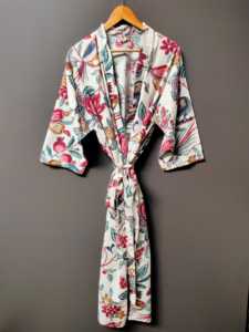 Robe kimono en coton imprimé fleuri beige – Style bohème, longue, ouverte sur le devant, avec ceinture à nouer à la taille - Product Image 1