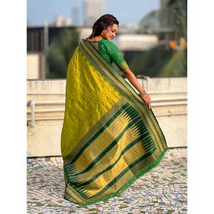 Sari Tradicional de Seda Suave Verde con Estampado de Cuadros y Bordado Zari en Contraste, Vestidos de Club con Mehendi - Product Image 4