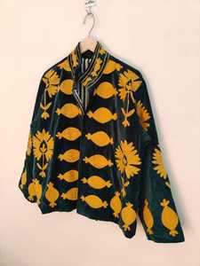 Chaqueta de Terciopelo Bordada a Mano con Motivo de Granada, Estilo Boho, Arte Popular Suzani, Hecha por Artesanos - Product Image 3