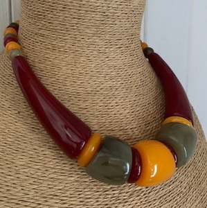 Collier artisanal en résine et perles de bois, rond, rustique, bijou statement, orange-brun, artisanat naturel - Product Image 3