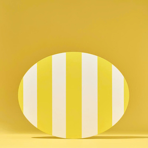 Salvamanteles redondo de MDF lacado con bloques de color brillantes, diseñado para espacios de comedor contemporáneos, colecciones de vajilla de marca privada. - Product Image 1