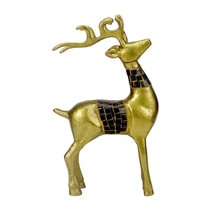 Figurine de renne sur pied sophistiquée en or métallique - Décoration de table de Noël avec motif mosaïque sur le cou et le corps - Product Image 2