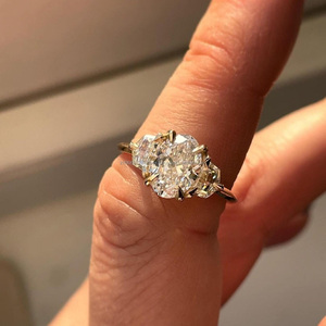 Anillo de Compromiso de Tres Piedras con Moissanita de Corte Ovalado, Plata de Ley 925 con Baño de Rodio, Engaste de Garras, Anillo de Compromiso y Boda para Aniversario - Product Image 1