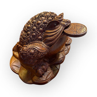 Statue de crapaud en bois sculptée avec raffinement, présentée sur un autel dédié au Dieu de la Richesse et au Dieu de la Terre