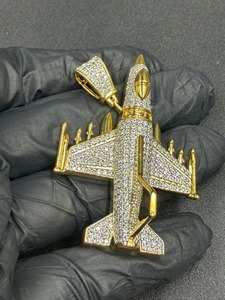 Pendentif élégant en forme d'avion à réaction plaqué argent avec breloques à thème unisexe, bijoux fantaisie - Product Image 1