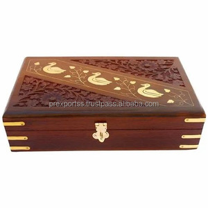 Boîte à bijoux rectangulaire en bois marron artisanale et durable, gravée, avec fermeture à boucle, pour rangement de souvenirs, cadeaux et accessoires, en velours de canard - Product Image 1