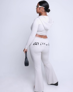 Ensemble de yoga blanc 2 pièces : Crop top à capuche et leggings évasés longs avec fermeture éclair sur le devant, en Spandex et Polyester respirant, pour femme - Product Image 2