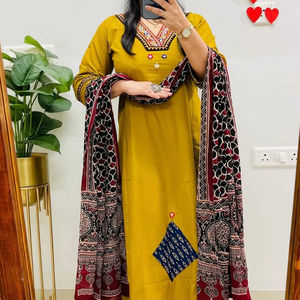 Ensemble ethnique trois pièces pour femme en rayonne slub avec appliques, comprenant un haut, un pantalon et un dupatta en mousseline, entièrement cousu, tenue traditionnelle - Product Image 2