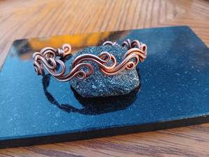 Pulsera de Cobre Hecha a Mano con Diseño de Ondas, Elegante Joyería Art Nouveau, Pulsera Pequeña para Mujer, Brazalete de Cobre Puro - Product Image 5