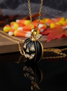 Compre un Lujoso Collar con Colgante de Calabaza Negra y Dorada – Collar con Diamantes de Calabaza, Regalo de Joyería de Halloween en Línea en India - Product Image 5
