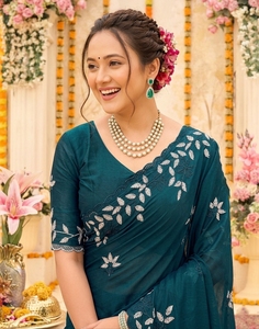 Sari Tradicional de Seda Bordado en Color Verde Azulado de AARA Fashion, con Dupatta y Patrón Floral de Hojas, para Fiestas, Bodas y Festivales - Product Image 2