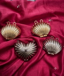 Bolso de mano moderno de latón al por mayor con cierre de solapa grande y decoración de cadena, atractivo y llamativo, de f s i - Product Image 1