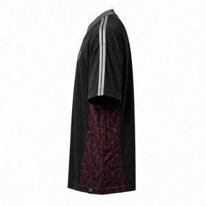 Maillot de football oversize Y2K pour homme OEM, col en V noir, style rétro hip-hop streetwear, avec empiècements color block léopard bordeaux et argenté - Product Image 5
