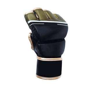 Gants de MMA professionnels de qualité supérieure, en cuir, demi-doigts, fabriqués au Pakistan, avec fermeture à sangle. - Product Image 3