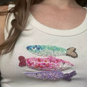 Débardeur court côtelé en coton blanc de haute qualité avec broderie perlée et trois patchs poissons colorés pour femme – Idéal pour l'été - Product Image 1