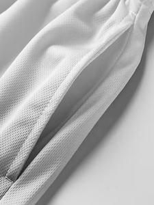 Shorts pour hommes légers, couleur unie, en polyester, avec cordon de serrage à la taille, séchage rapide, décontractés, sportifs, mi-longs, en tissu satiné tissé - Product Image 4