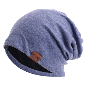Gorro Unisex Rojo Sólido Estilo Slouchy con Parche de Cuero, Gorro de Invierno de Algodón - Product Image 2