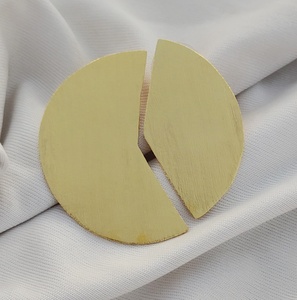 Pendientes Clásicos de Latón Cepillado Verde con Diseño de Media Luna Geométrica, Accesorio de Moda - Product Image 5