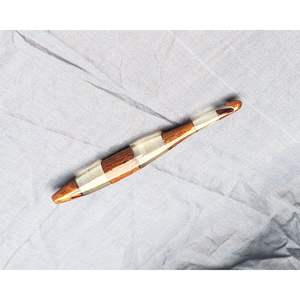 Outil de crochet de précision en bois lisse et en résine pour la broderie - Product Image 2