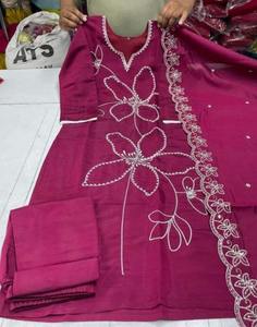 ชุดสูทสามชิ้นสำหรับผู้หญิงทุกฤดูกาล ขายส่งชุดสูทผ้าเรยอนสลับลายอินเดียพร้อมงานปักอย่างประณีต - Product Image 6