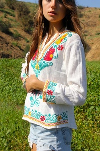 Blusa india vintage bordada estilo gitano, de algodón gasoso, con cuello en V, manga corta y estampado floral, ideal para celebraciones de verano. - Product Image 4