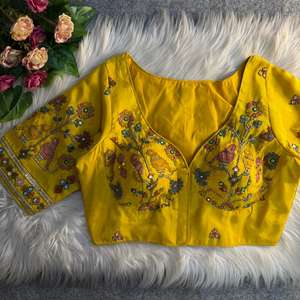 Blusa Corta de Seda Tejida con Encaje Bordado Estilo Sabyasachi para Mujer |   Ropa de Fiesta Acolchada Ecológica con Motivo de Aves y Adornos de Espejo - Product Image 2